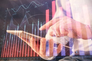 Erkeklerin el ele tutuşup dijital bir cihaz ve ön grafik çizimi kullanırken çift pozlama. Finansal piyasa kavramı.