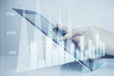 Erkeklerin el ele tutuşup dijital telefon ve forx grafik çizimleri kullanırken birden fazla pozlama. Finansal piyasa kavramı.