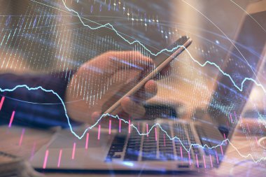 Bir adamın elini tutarken ve bir telefon ve finansal grafik çizimi kullanırken çift pozlama. Analiz kavramı.