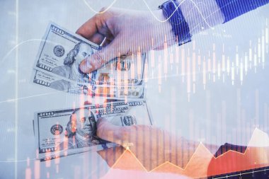 Finansal grafiğe çoklu pozlama hologram, Amerikan dolarları ve insan eli. Analiz kavramı.