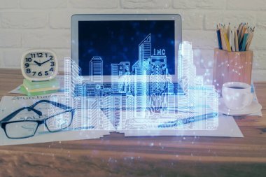 Ofisteki masaüstü bilgisayar geçmişi ve büyük kasaba binaları hologram çizimi. Çifte maruziyet. Akıllı şehir konsepti.