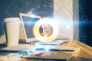 Blockchain temalı holograma ve bilgisayar arkaplanlı masaya çift pozlama. Bitcoin şifreleme para birimi kavramı.