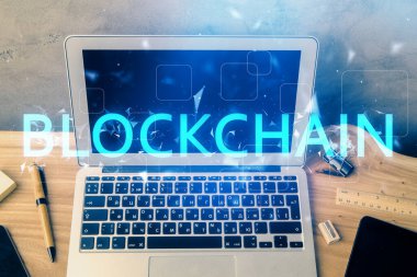 Blockchain temalı holograma ve bilgisayar arkaplanlı masaya çift pozlama. Bitcoin şifreleme para birimi kavramı.