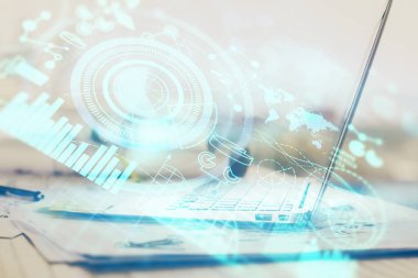 İş teması simgelerinin çoklu pozlandırılması ve bilgisayar geçmişi olan çalışma alanı. Başarı kavramı.