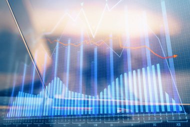 Arka planda eski pazar grafik hologramı ve kişisel bilgisayar var. Çoklu maruz kalma. Yatırım kavramı.