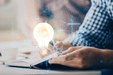 Fütüristik arayüzde insanoğlunun el fonu ile Ampul lambası fikir simgesi görünümü. Çift pozlama.