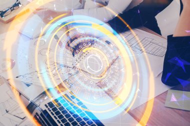 Teknoloji temalı hologramlar, arka plan notları alan kadınların elleri üzerinde. Teknoloji kavramı. Çift pozlama