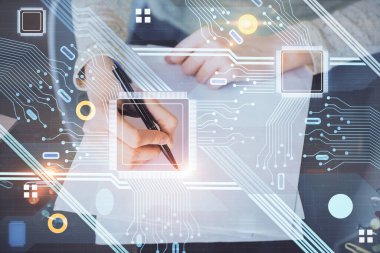 Veri teknolojisi hologramıyla arka planda el yazısının iki katına çıkarılması. Büyük veri kavramı.