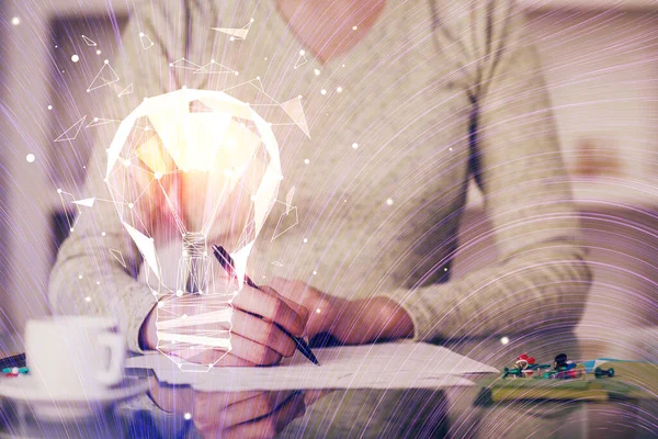 Лампочка Голограма Над Руками Роблять Ноти Фону Концепція Ідеї Подвійне — стокове фото