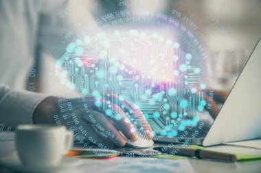 Adam klavyede beyin hologramıyla yazı yazıyor. Büyük Veri Kavramı.