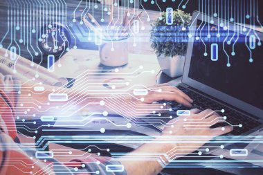 Bilgisayar geçmişi üzerinde çalışan bir adamla teknolojinin hologramına çifte maruz kalma. Büyük veri kavramı.