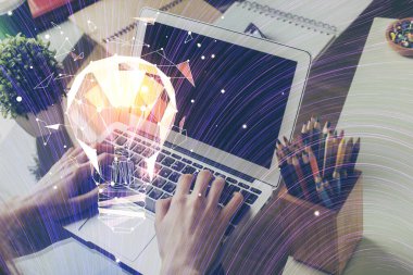 Arkaplanda bilgisayar üzerinde çalışan iş adamıyla birlikte büyüyen oklar. Başarı konsepti. Çift pozlama.