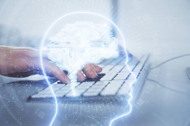 Beyin temalı hologramı olan bilgisayar geçmişi olan bir iş adamı. Beyin fırtınası kavramı. Çoklu pozlama.