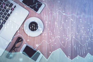 Masaüstü üzerinde telefonla finansal haritaya çoklu maruz kalma. Üst Manzara. Mobil ticaret platformu kavramı.