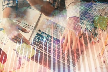 Kadın ve erkeğin birlikte çalışırken çifte pozlama ve hologram çizimi ön plana çıkarma. Finansal analiz konsepti. Bilgisayar arkaplanı. Üst Görünüm.