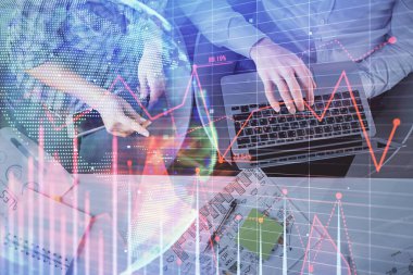 Kadın ve erkeğin birlikte çalıştığı çoklu pozlama ve grafik hologramı çizimi. Finansal analiz konsepti. Bilgisayar arkaplanı. Üst Görünüm.