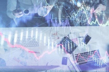 Birlikte çalışan kadın ve erkeğin çifte pozu ve finansal grafik hologramı çizimi. Pazar analizi konsepti. Bilgisayar arkaplanı. Üst Görünüm.