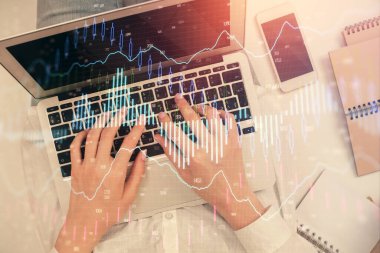 Bilgisayar ve ön x çizim hologramı üzerinde çalışan kadın elleri çift pozlama. Üst Manzara. Mali analiz kavramı.