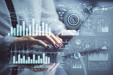 İşkadını ellerinin bilgisayar ve finansal grafik hologramı çizimlerinde çifte pozlama. Borsa analizi kavramı.