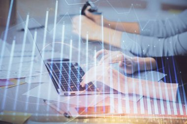 Bilgisayarda ve finansal grafik hologramında yazı yazan kadın ellerine çok maruz kalmış. Borsa analizi kavramı.