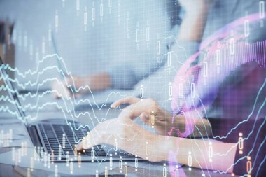 Bilgisayarda ve finansal grafik hologramında yazı yazan kadın ellerine çok maruz kalmış. Borsa analizi kavramı.