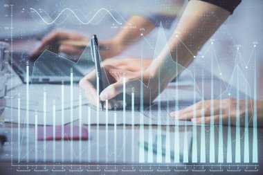 Bilgisayarda ve finansal grafik hologramında yazı yazan kadın ellerine çok maruz kalmış. Borsa analizi kavramı.