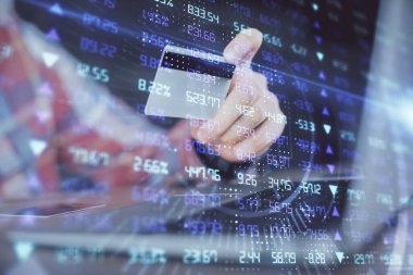 Ellerinde kredi kartı ve forex çizimi olan bir adamın çift pozu. İnternet E-ticaret kavramında hisse senedi ve dijital fintech.
