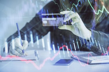 Çevrimiçi alışveriş yapan bir kadının elinde kredi kartı ve mali grafik çizimi tutarken iki kez görüntülenmiş. Borsa E-ticaret kavramı.