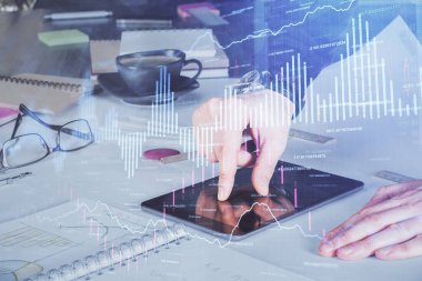 Bir adamın elini tutarken ve dijital bir cihaz ve ön grafik çizimi kullanırken çift pozlama. Finansal piyasa kavramı.