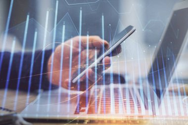 Bir adamın elini tutarken ve bir telefon ve mali grafik çizimi kullanırken çift pozlama. Analiz kavramı.