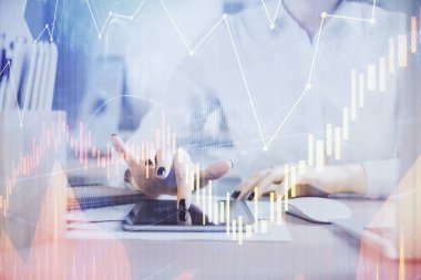 Ön x çizelgesine çift pozlama, hologram çizimi ve cep telefonu kullanan bir kadın. Finansal piyasa kavramı.