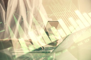 Finansal grafik çizimine çifte maruz kalma hologram ve cep telefonu kullanan bir kadın. Borsa konsepti.