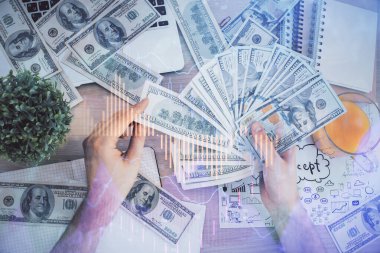 Finansal grafiğe çoklu pozlama hologram, Amerikan dolarları ve insan eli. Analiz kavramı.