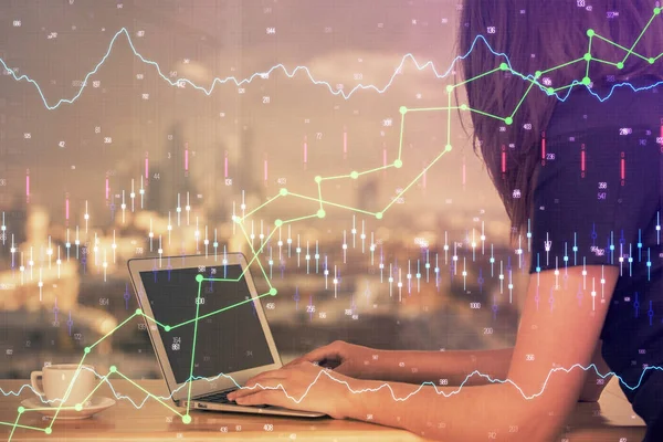 Doppelbelichtung Von Geschäftsfrau Hände Tippen Auf Computer Und Forex Diagramm — Stockfoto