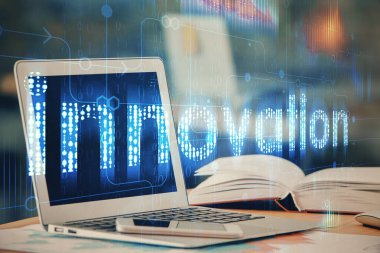 Arka planda bilgisayar ve veri temalı hologram tablosu çift pozlama. Veri teknolojisi kavramı.