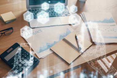 Bilgisayar, teknoloji temalı hologramla birlikte ofiste. Çifte maruziyet. Teknoloji kavramı.