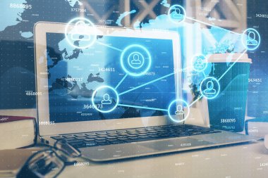 Sosyal ağ hologramıyla birlikte bilgisayar masaüstünde. Çoklu maruz kalma. Uluslararası insan ilişkileri kavramı.