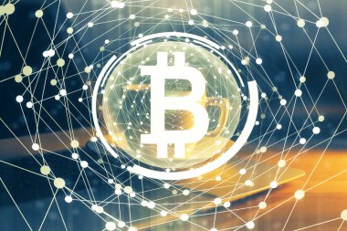 Engelleme zincirine ve kripto ekonomi temalı holograma ve bilgisayar arkaplanlı masaya çoklu maruz kalma. Bitcoin kripto para kavramı.