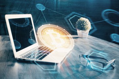 Blockchain temalı holograma ve bilgisayar arkaplanlı masaya çift pozlama. Bitcoin şifreleme para birimi kavramı.