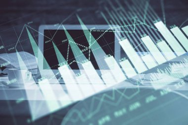 Masası ve kişisel bilgisayarı olan borsa grafiği. Çifte maruziyet. Mali analiz kavramı.