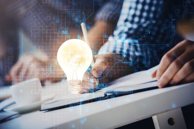 Fütüristik arayüzde insanoğlunun el fonu ile Ampul lambası fikir simgesi görünümü. Çift pozlama.