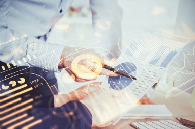 İnsan ellerine ve endüstriler için soyut yenilikçi teknolojilere yakın durun. Çift pozlama.