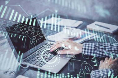 Teknoloji temalı hologramda arka planda çalışan bir adam var. Yüksek teknoloji konsepti. Çift pozlama.