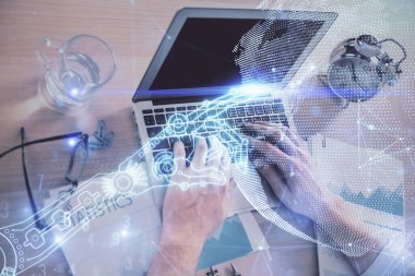 Teknoloji temalı hologramda arka planda çalışan bir adam var. Yüksek teknoloji konsepti. Çift pozlama.