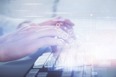 Bilgisayar geçmişi üzerinde çalışan bir adamla çok sayıda teknolojik çizime maruz kalmış. Yenilik kavramı.