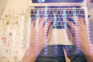 Dizüstü bilgisayarda klavye ve forx grafik hologram çizimlerini yazarken çift pozlama. Üst Manzara. Finans piyasası kavramı.