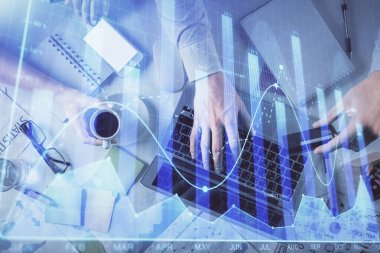 Kadın ve erkeğin birlikte çalışırken çifte pozlama ve hologram çizimi ön plana çıkarma. Finansal analiz konsepti. Bilgisayar arkaplanı. Üst Görünüm.