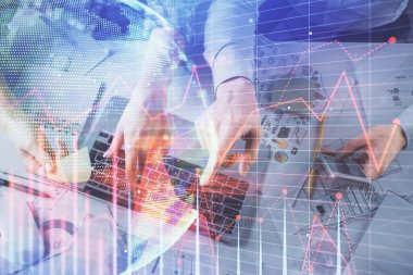 Kadın ve erkeğin birlikte çalışırken çifte pozlama ve hologram çizimi ön plana çıkarma. Finansal analiz konsepti. Bilgisayar arkaplanı. Üst Görünüm.