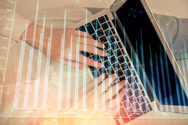 Bilgisayar ve ön x çizim hologramı üzerinde çalışan kadın elleri çift pozlama. Üst Manzara. Mali analiz kavramı.