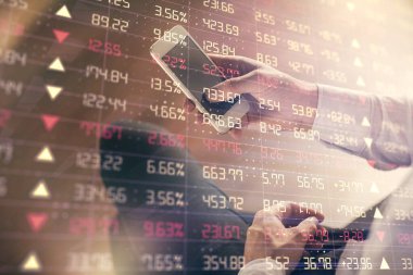 Bir adamın elini tutarken ve dijital bir cihaz ve ön grafik çizimi kullanırken çift pozlama. Finansal piyasa kavramı.